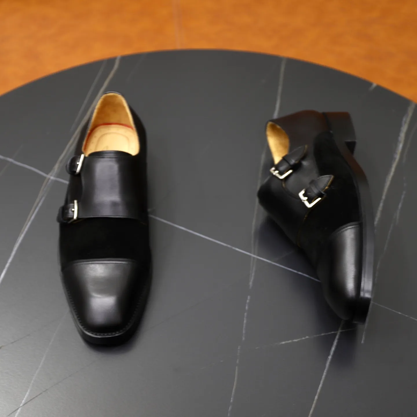 Ex-factory price: 620💰Christia*.Loubouti*🆑High-end men’s business formal leather shoes | Classic red sole shoes | Original imported first-layer cowhide | Water-dyed cowhide lining | Italian imported red rubber outsole | High-end luxury | Perfect interpretation of fashion, sunshine, style, suitable for various occasions Size: 39-44 (38.45 custom-made)